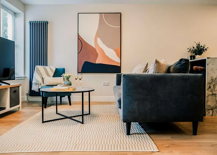Stylish 2 Bed Centre With Parking