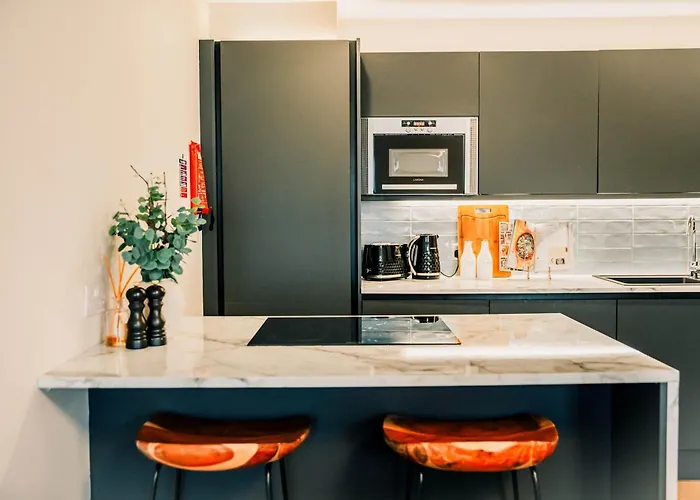 Stylish 2 Bed Centre With Parking *