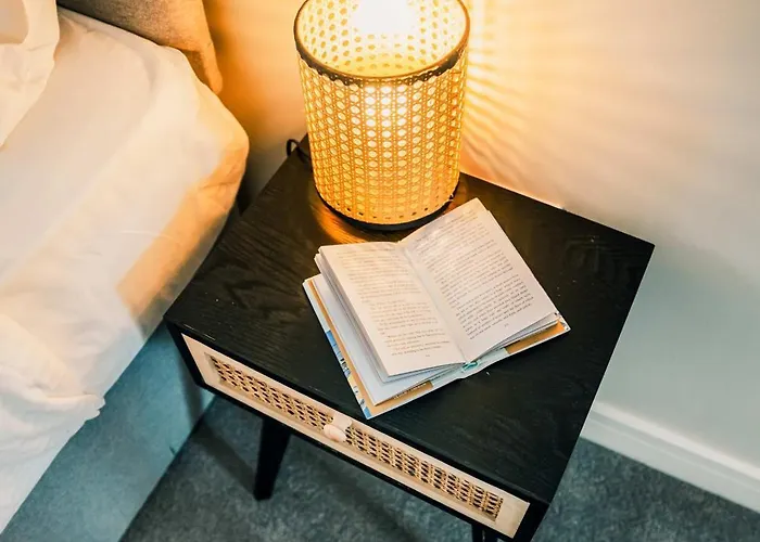 Stylish 2 Bed Centre With Parking *