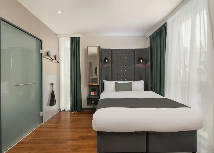 Point A St Andrew Square Hotel