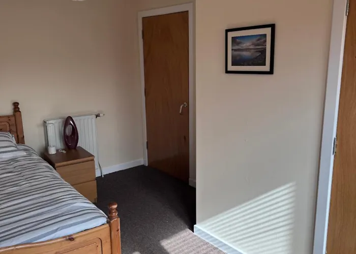 3 Floors, 4 Bedroom House With A Private Driveway! Edinburgh