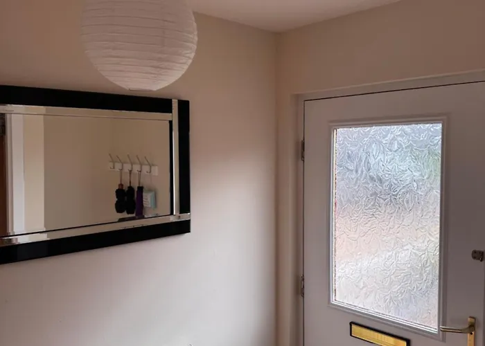 3 Floors, 4 Bedroom House With A Private Driveway! Edinburgh