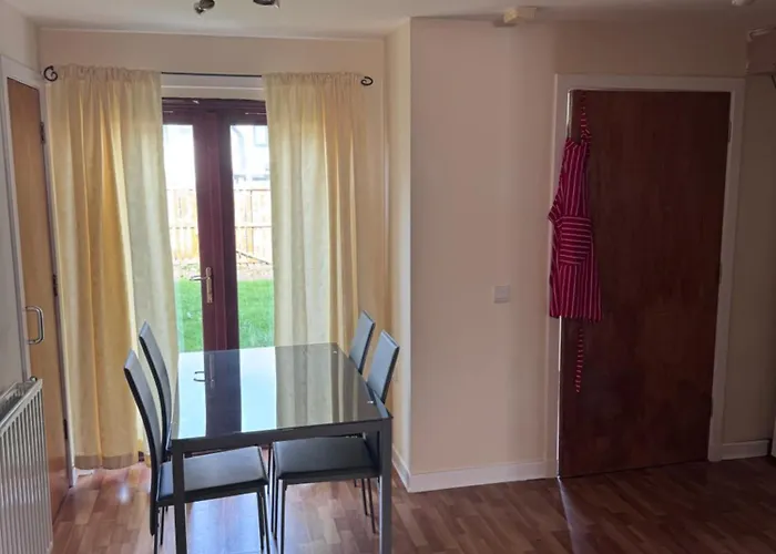 3 Floors, 4 Bedroom House With A Private Driveway! Edinburgh