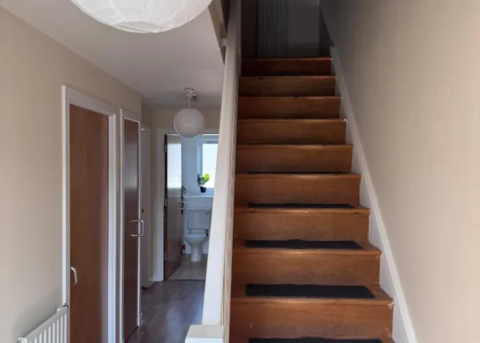 3 Floors, 4 Bedroom House With A Private Driveway! Holiday home Edinburgh