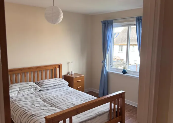 3 Floors, 4 Bedroom House With A Private Driveway! * Edinburgh