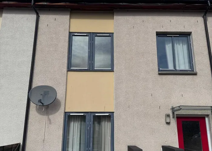 3 Floors, 4 Bedroom House With A Private Driveway! * Edinburgh