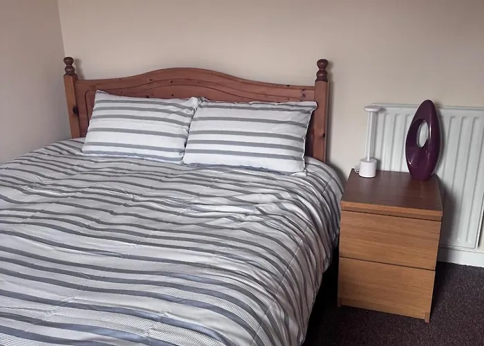 3 Floors, 4 Bedroom House With A Private Driveway! Edinburgh