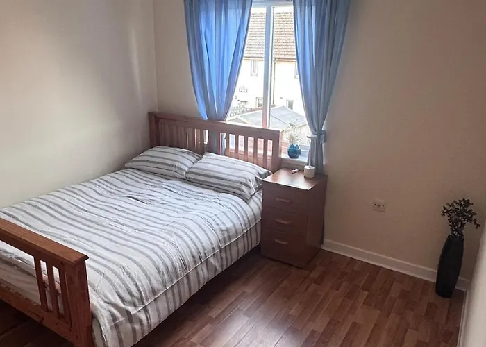 3 Floors, 4 Bedroom House With A Private Driveway! Prázdninový dům *