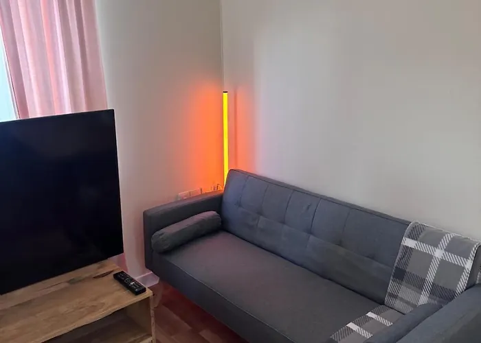 3 Floors, 4 Bedroom House With A Private Driveway! * Edinburgh