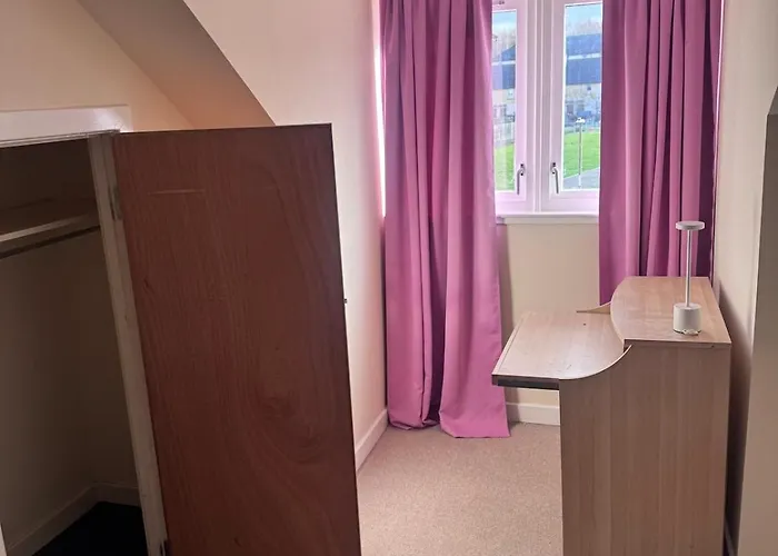 Holiday home 3 Floors, 4 Bedroom House With A Private Driveway!