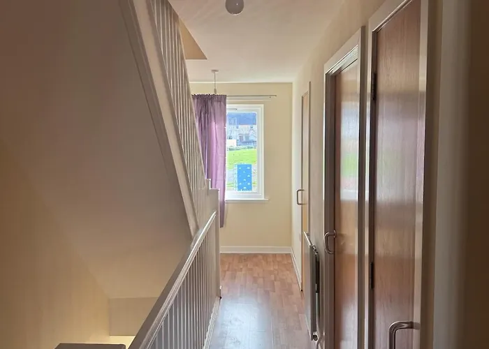 Prázdninový dům 3 Floors, 4 Bedroom House With A Private Driveway! *