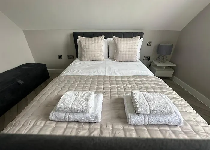 Luxury Waterfront Retreat For Groups