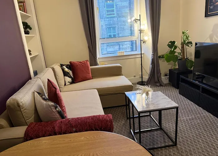 Stylish With Fast Wi-fi & Parking Edinburgh