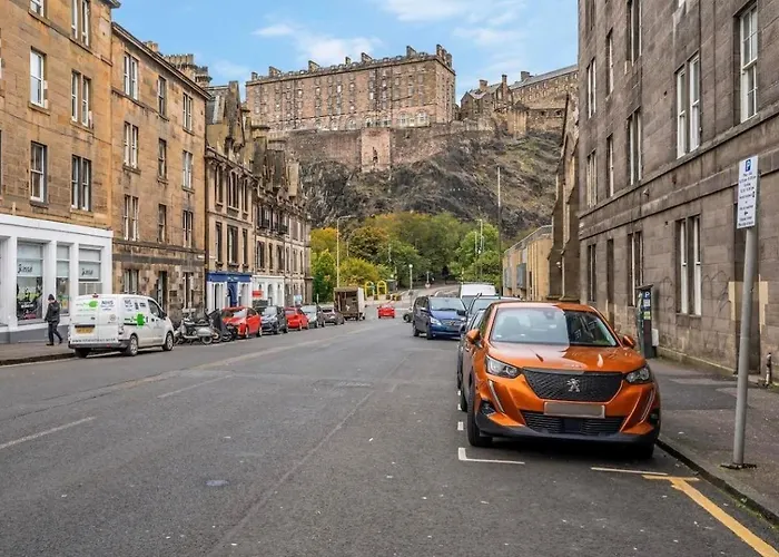 Castle Steps Away - Modern Flat * Edinburgh