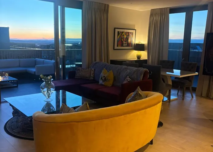 Stunning And Three Bedroom Penthouse With Roof Terrace * Edinburgh