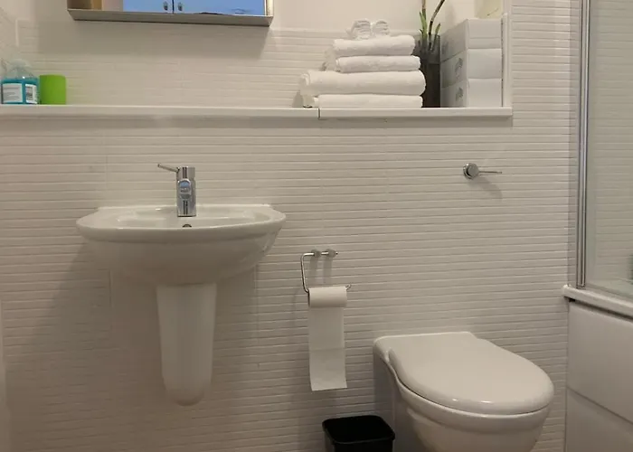 Spacious Modern 3-bedroom With Balcony & Free Parking Near Centre Apartment