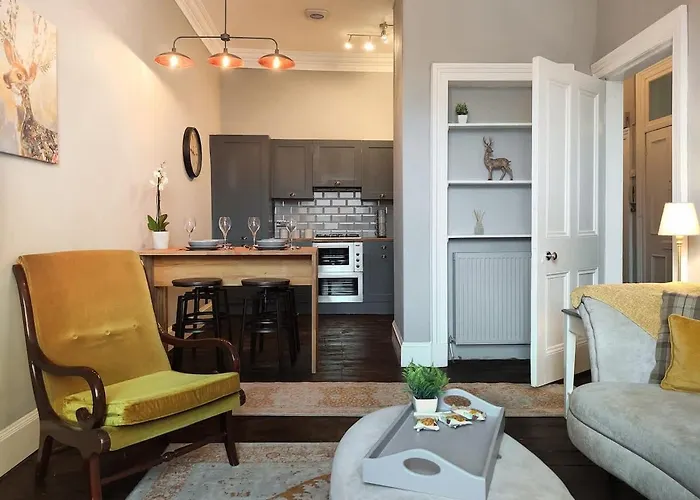 Beautiful Georgian New Town 2 Bed Apartment *