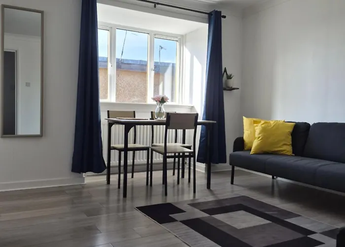 Apartment Bright 2 Bedroom Apartment, Close To Uni, Free Parking, Fast Wi-fi *