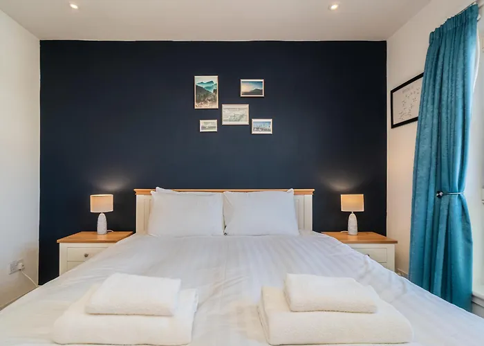 Bright Floor Haven Modern 2br In - Pass The Keys Apartment