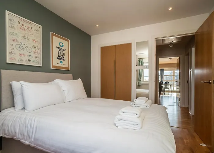 Bright Floor Haven Modern 2br In - Pass The Keys Apartment