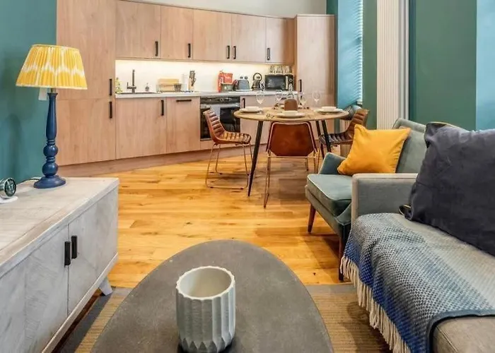 Castle Steps Away - Modern Flat
