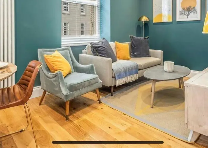 Castle Steps Away - Modern Flat Apartment