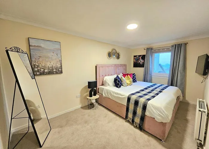 Apartment Stylish & Spacious 4 Bedroom House