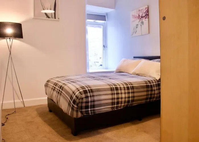 Apartment Main Door Flat With Private Garden Center