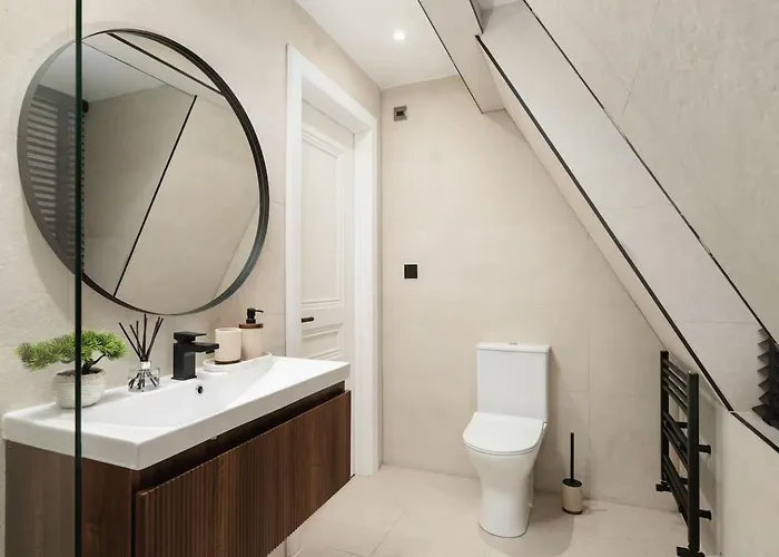 - Sleeps 2 - Royal Mile Close Apartment