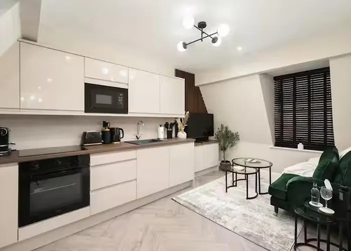 - Sleeps 2 - Royal Mile Close
