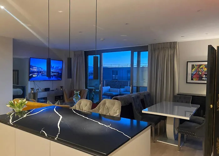 Stunning And Three Bedroom Penthouse With Roof Terrace Apartment *