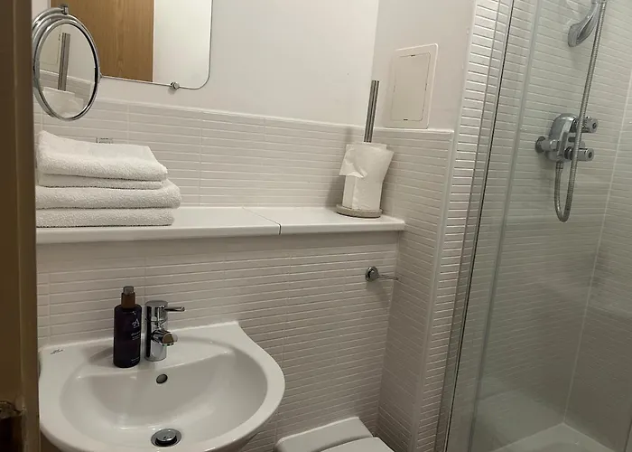 Apartment Spacious Modern 3-bedroom With Balcony & Free Parking Near Centre *