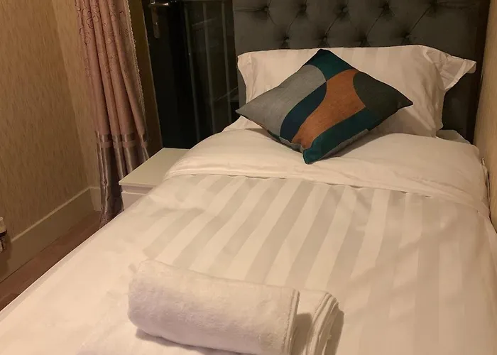 Spacious Modern 3-bedroom With Balcony & Free Parking Near Centre Apartment *