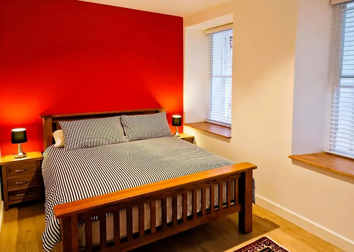 Centre Of Edinburgh's Historic Old Town - Blair Street - Sleeps 4