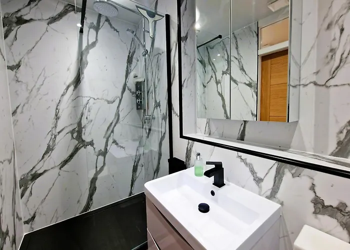 Centre Of Edinburgh's Historic Old Town - Blair Street - Sleeps 4 Apartment