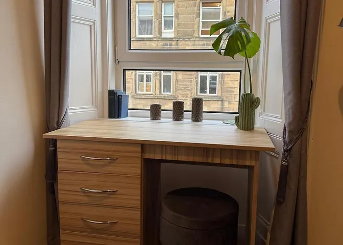 Stylish With Fast Wi-fi & Parking Apartment