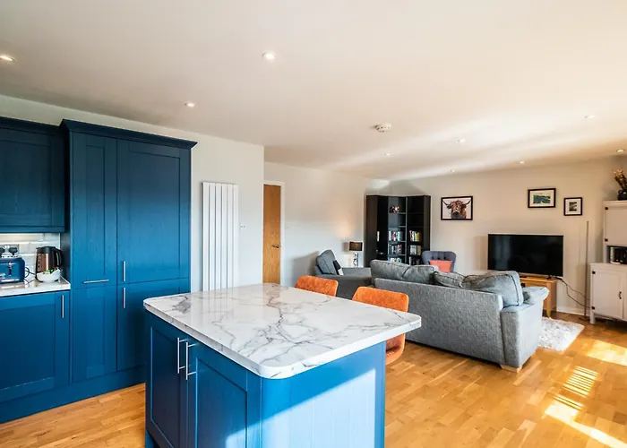 Bright Floor Haven Modern 2br In - Pass The Keys Apartment