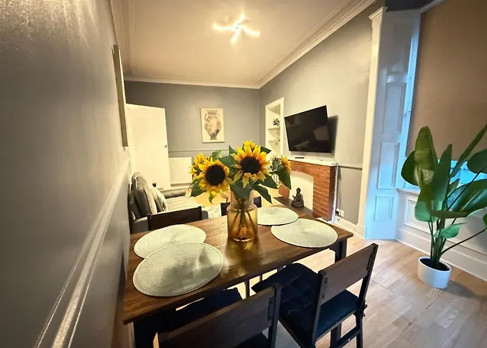 2 Bedroom Flat Near Centre