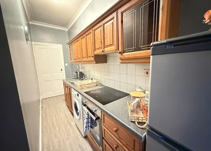 2 Bedroom Flat Near Centre