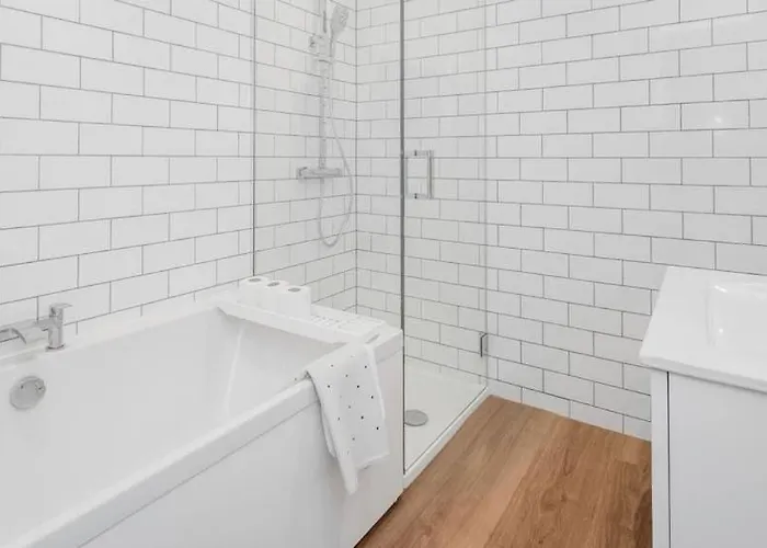 Castle Steps Away - Modern Flat *