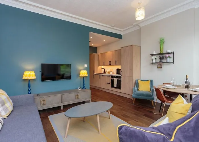 Old Town Modern Retreat - Near The Castle Apartment