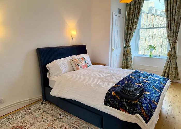 Luxurious Victorian 3 Bed Flat In The Heart Of *