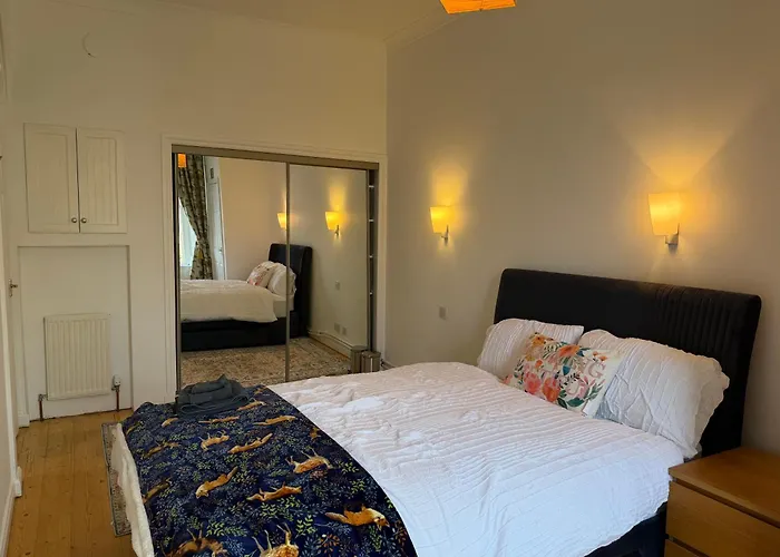 Luxurious Victorian 3 Bed Flat In The Heart Of