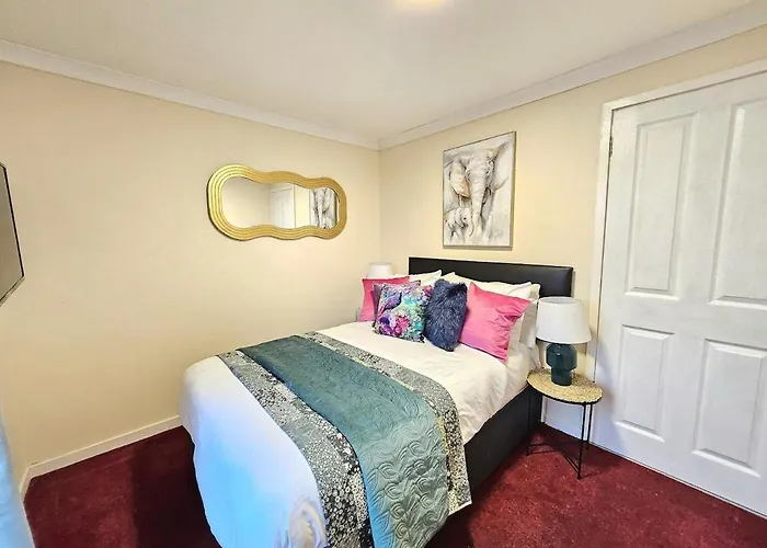 Stylish & Spacious 4 Bedroom House Apartment *