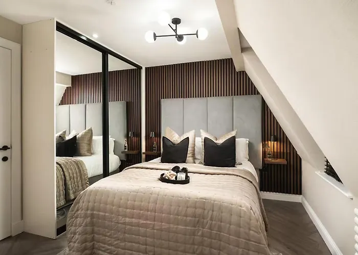 - Sleeps 2 - Royal Mile Close *