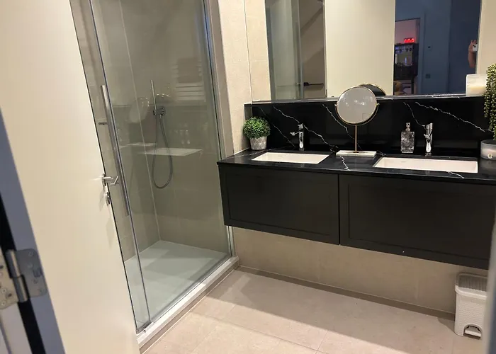 Apartment Stunning And Three Bedroom Penthouse With Roof Terrace *