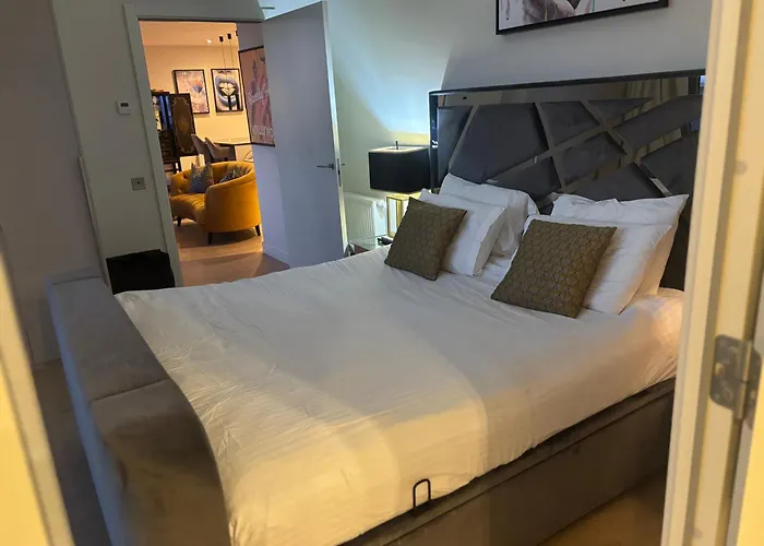 Stunning And Three Bedroom Penthouse With Roof Terrace Edinburgh