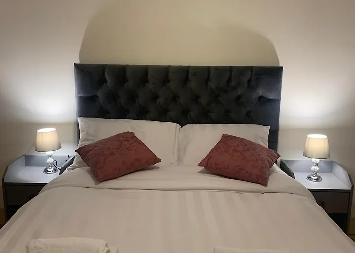 Apartment Spacious Modern 3-bedroom With Balcony & Free Parking Near Centre *