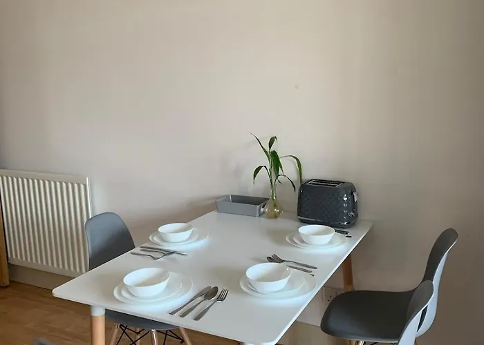 Spacious Modern 3-bedroom With Balcony & Free Parking Near Centre