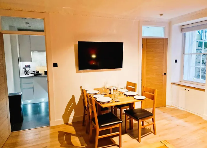 Centre Of Edinburgh's Historic Old Town - Blair Street - Sleeps 4 Apartment Edinburgh